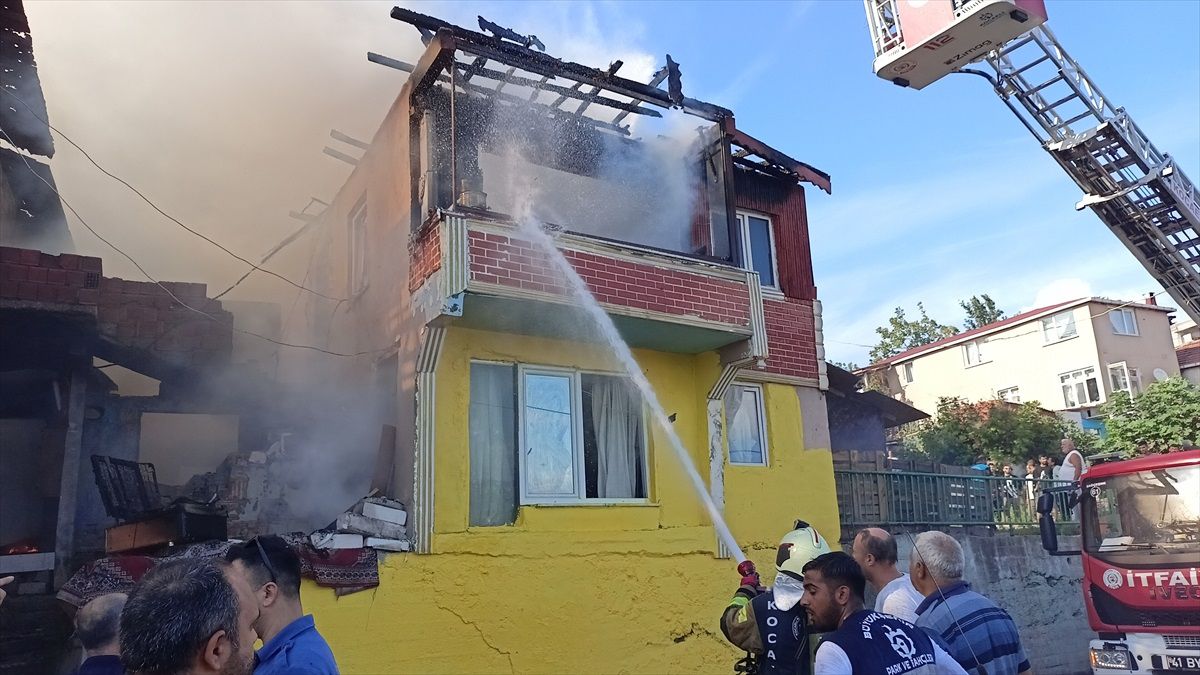 İzmit\'te çıkan yangın 7 eve sıçradı