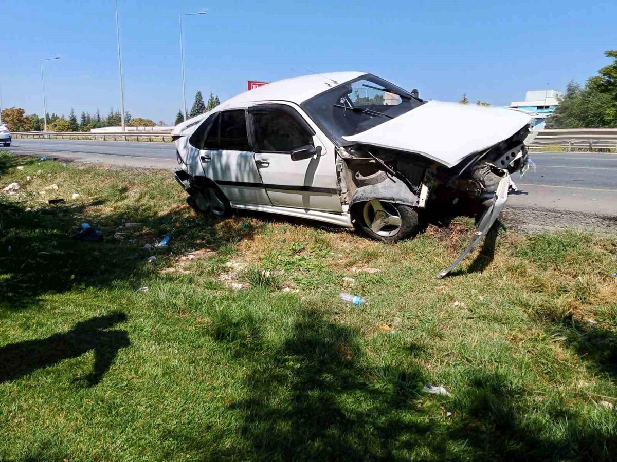 Eskişehir\'de Direksiyon Hakimiyetini Kaybeden Sürücü Bariyerlere Çarptı