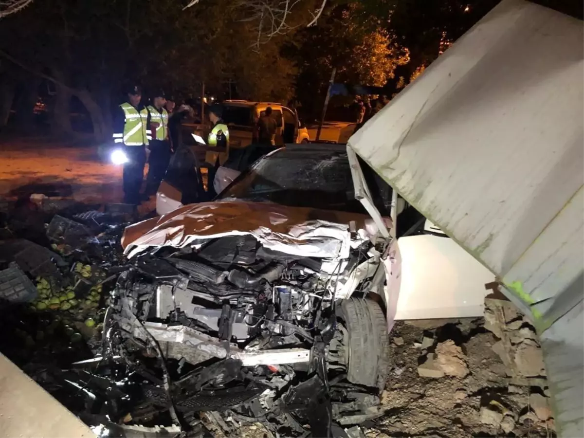 Konya\'da Kontrolden Çıkan Otomobil İş Yerinin Bahçesine Uçtu: 4 Yaralı