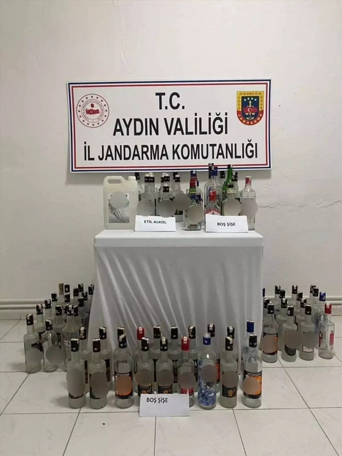 Kuşadası\'nda Sahte İçki Operasyonu: 8 Şişe Sahte Rakı Ele Geçirildi