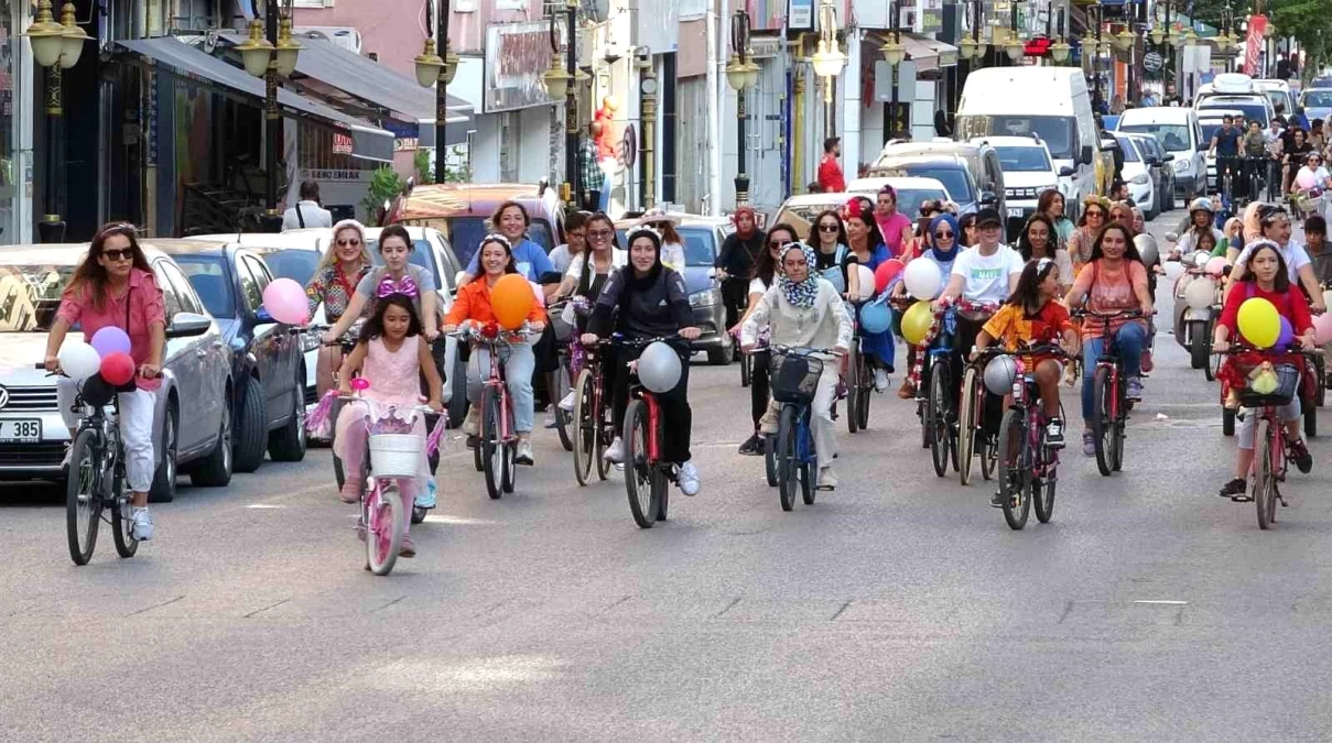 Kütahya\'da Süslü Kadınlar Bisiklet Turu Şenliği Renkli Görüntülere Sahne Oldu