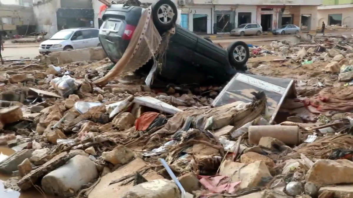 Libya\'da sel felaketinde binalar ve yollar zarar gördü