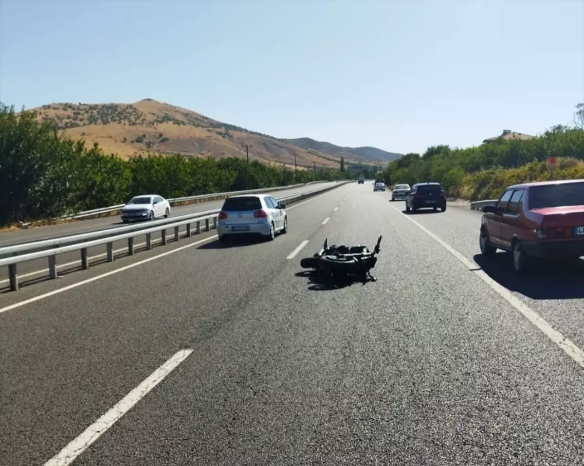 Malatya\'da Otomobile Çarpan Motosiklet Sürücüsü Yaşamını Yitirdi