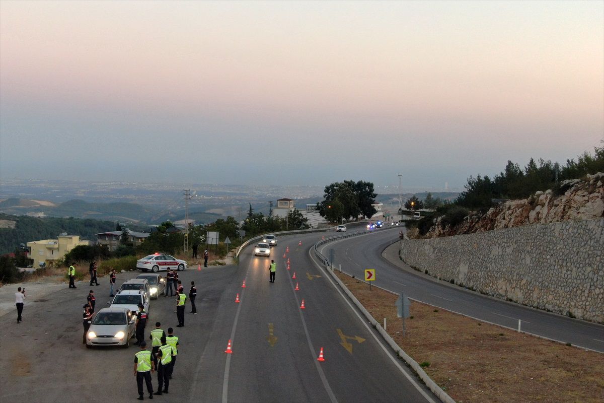 Mersin\'de şok yol kontrol ve arama uygulamasında 34 sürücüye 174 bin 341 lira ceza