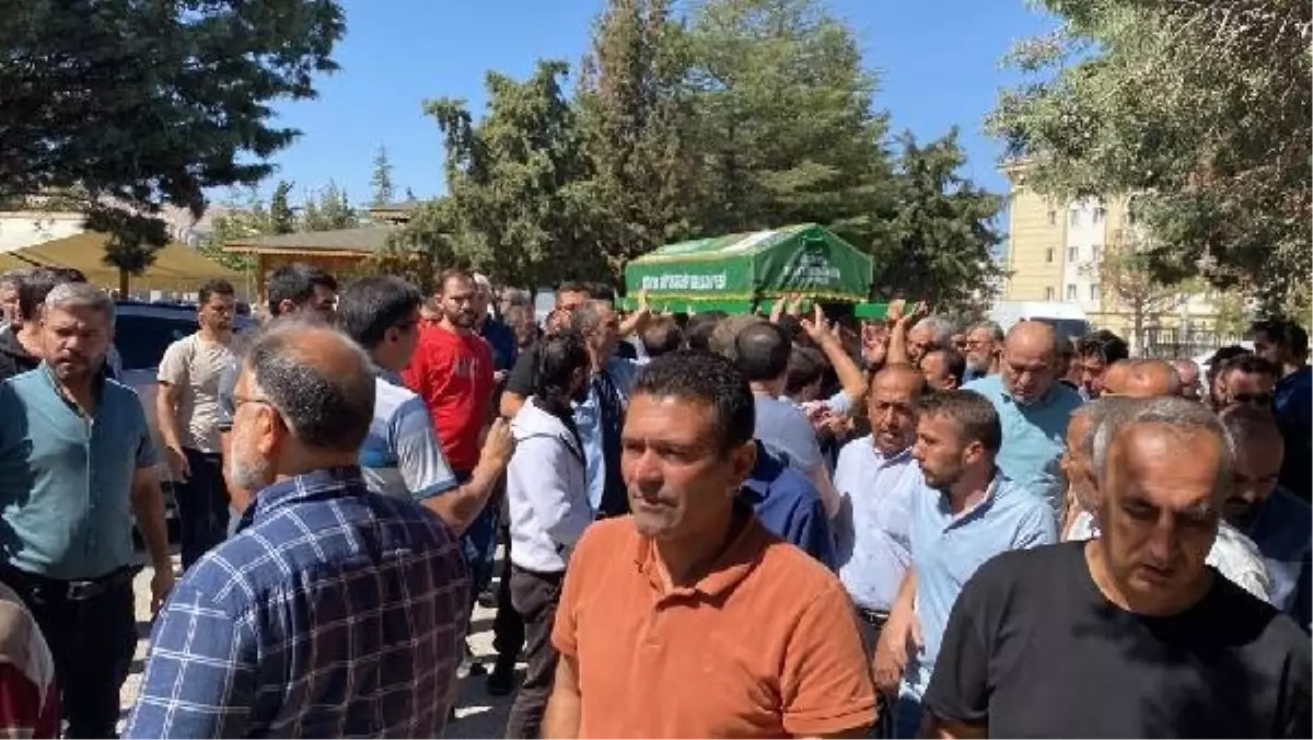 Konya\'da trafik kazasında hayatını kaybeden aile toprağa verildi