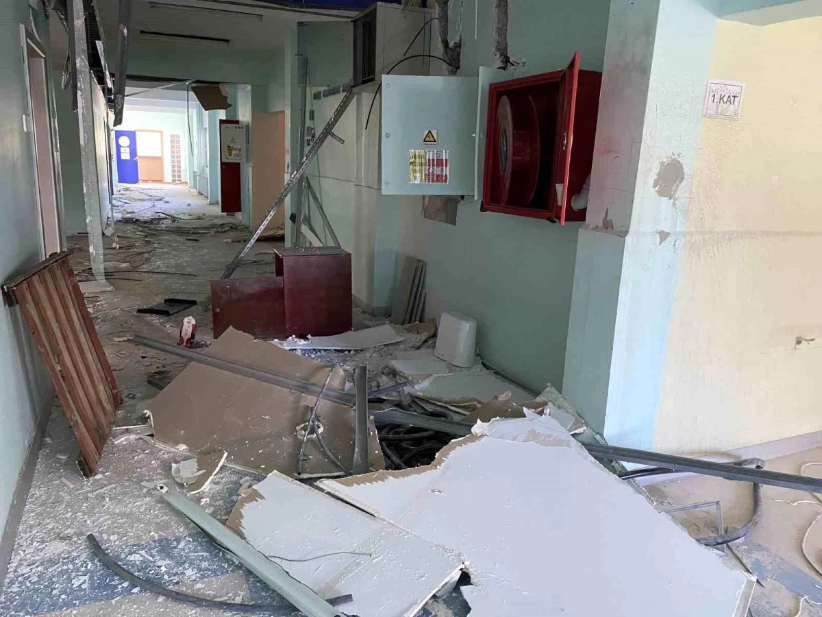 Antalya\'da Boşaltılan Okul Binası Hırsızların ve Madde Bağımlılarının Yuvası Haline Geldi