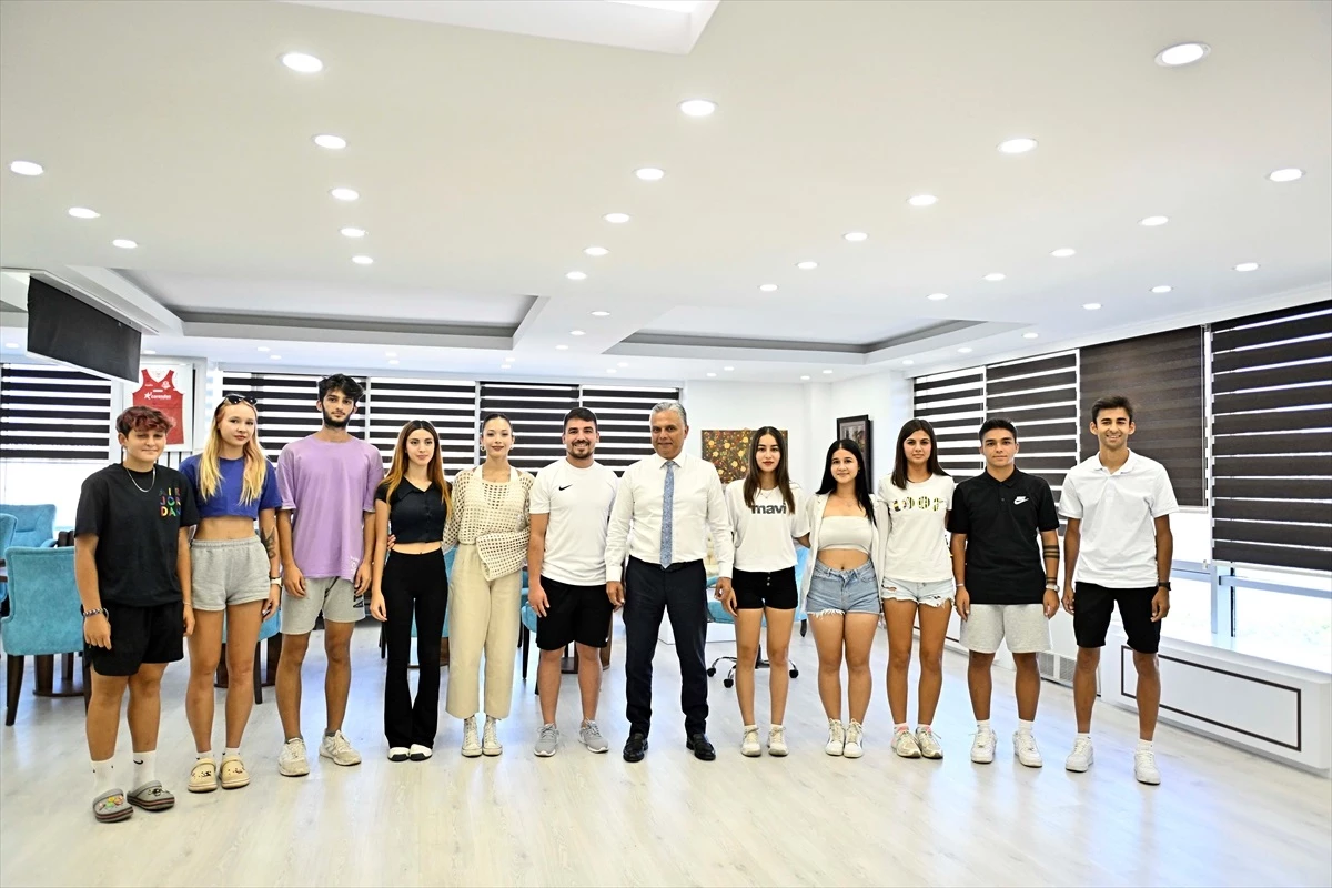 Muratpaşa Belediyesi Kurslarından Üniversite Kazanan Gençler Belediye Başkanını Ziyaret Etti