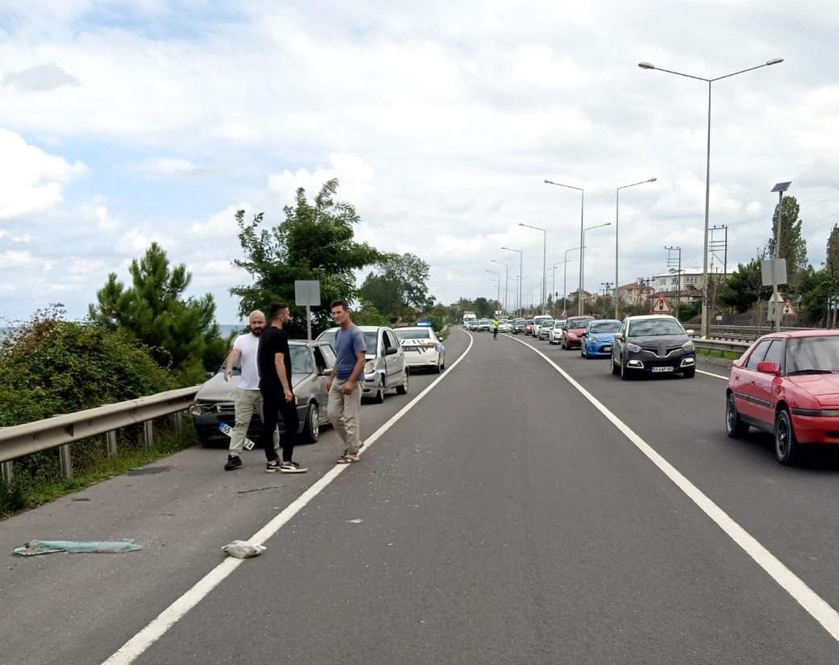 Ünye\'de 4 aracın karıştığı trafik kazasında 4 kişi yaralandı
