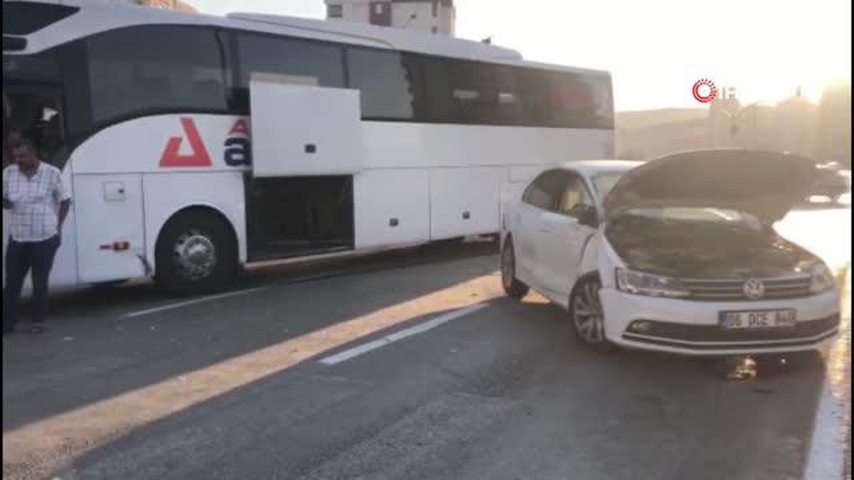 Adana\'da otobüs ile otomobil çarpıştı: Otobüs şoförü yaralandı