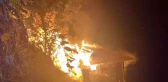 Rize'de çıkan yangında ahşap ev kullanılamaz hale geldi