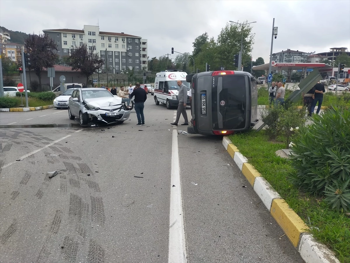 Samsun\'da Otomobil ile Hafif Ticari Araç Çarpıştı: 4 Yaralı