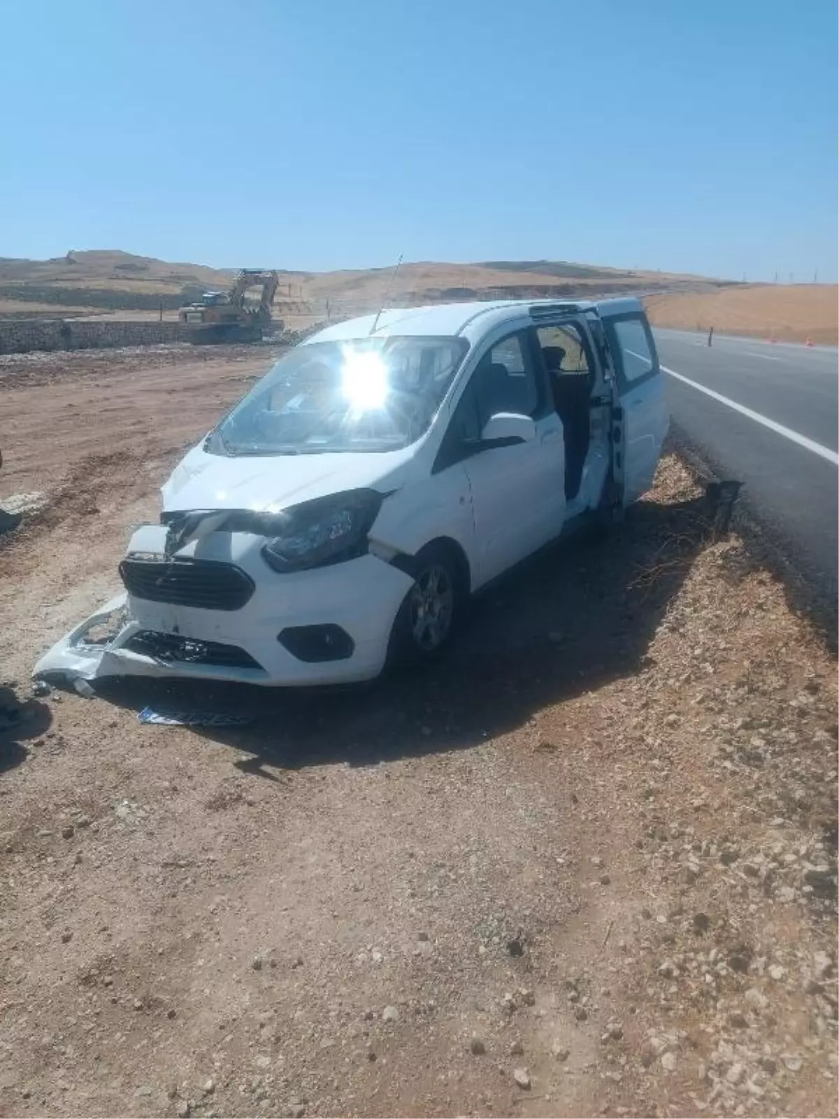 Siirt\'te hafif ticari araç ile otomobilin çarpıştığı kazada 4 kişi yaralandı