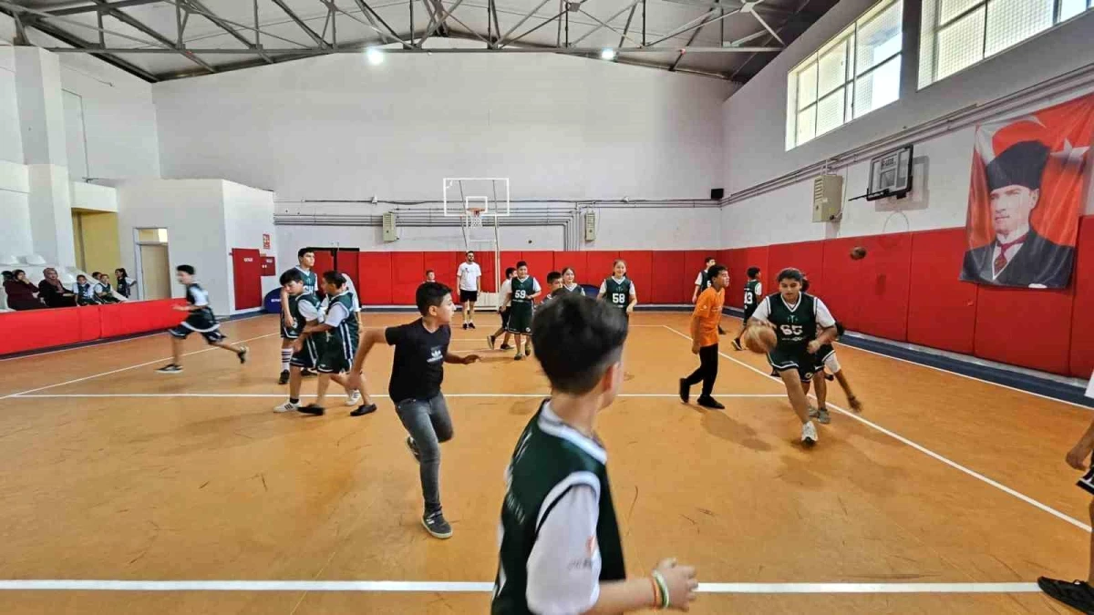 Adana\'da Sinan Güler ve Muratcan Güler tarafından öğrencilere basketbol kursu verildi