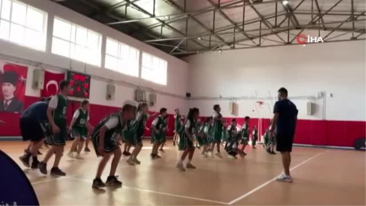 Sinan Güler ve Muratcan Güler\'den Adana\'daki öğrencilere basketbol kursu