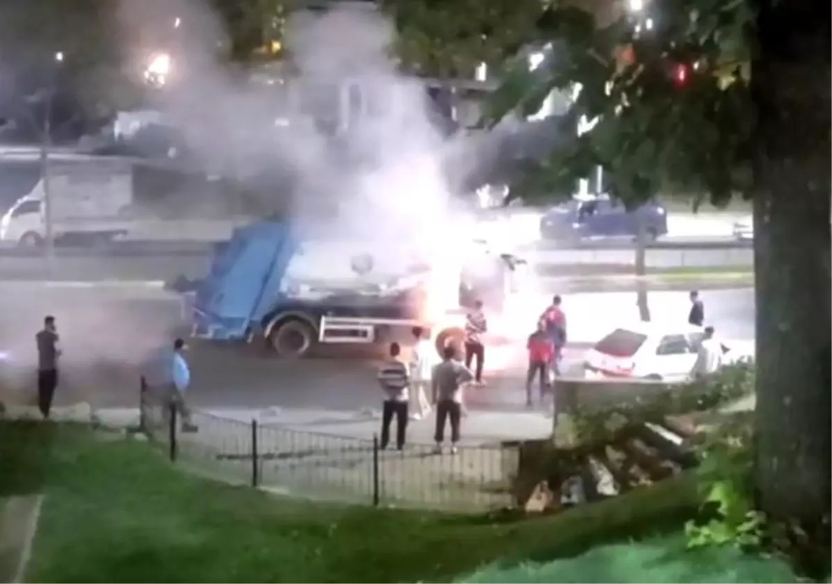 Sultangazi\'de Çöp Kamyonu Alev Alev Yandı