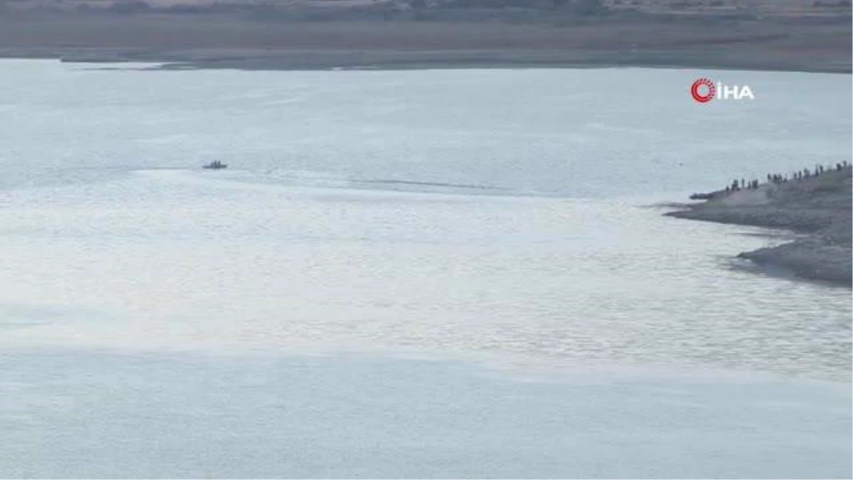 İzmir Menderes\'te Tahtalı Barajı\'na düşen helikopterle ilgili yapılan çalışmalara hava koşulları nedeniyle ara verildi.