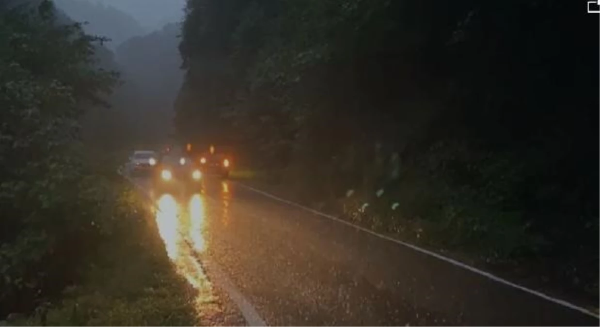 Trabzon Sürmene\'de Sağanak Sonrası Heyelan: Yol Ulaşıma Kapandı, Elektrikler Kesildi
