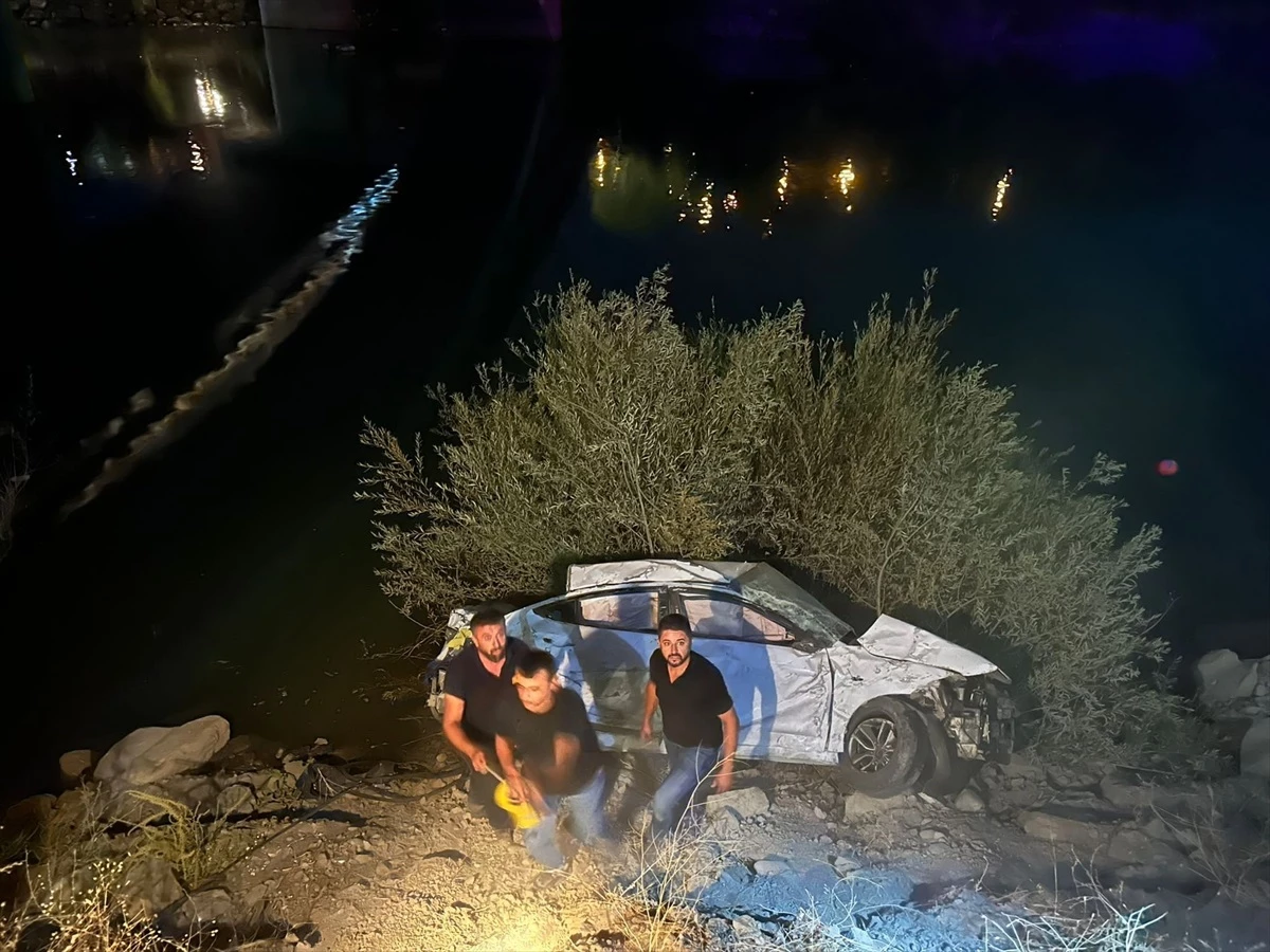 Tunceli\'de Otomobil Şarampole Devrildi, 3 Kişi Yaralandı