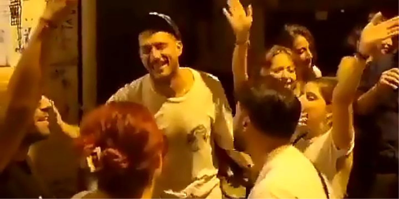 Ünlü Oyuncu Uraz Kaygılaroğlu Sokakta Şarkı Söyledi