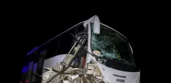 Uşak'ta Midibüs ve Otomobil Çarpıştı: 13 Yaralı