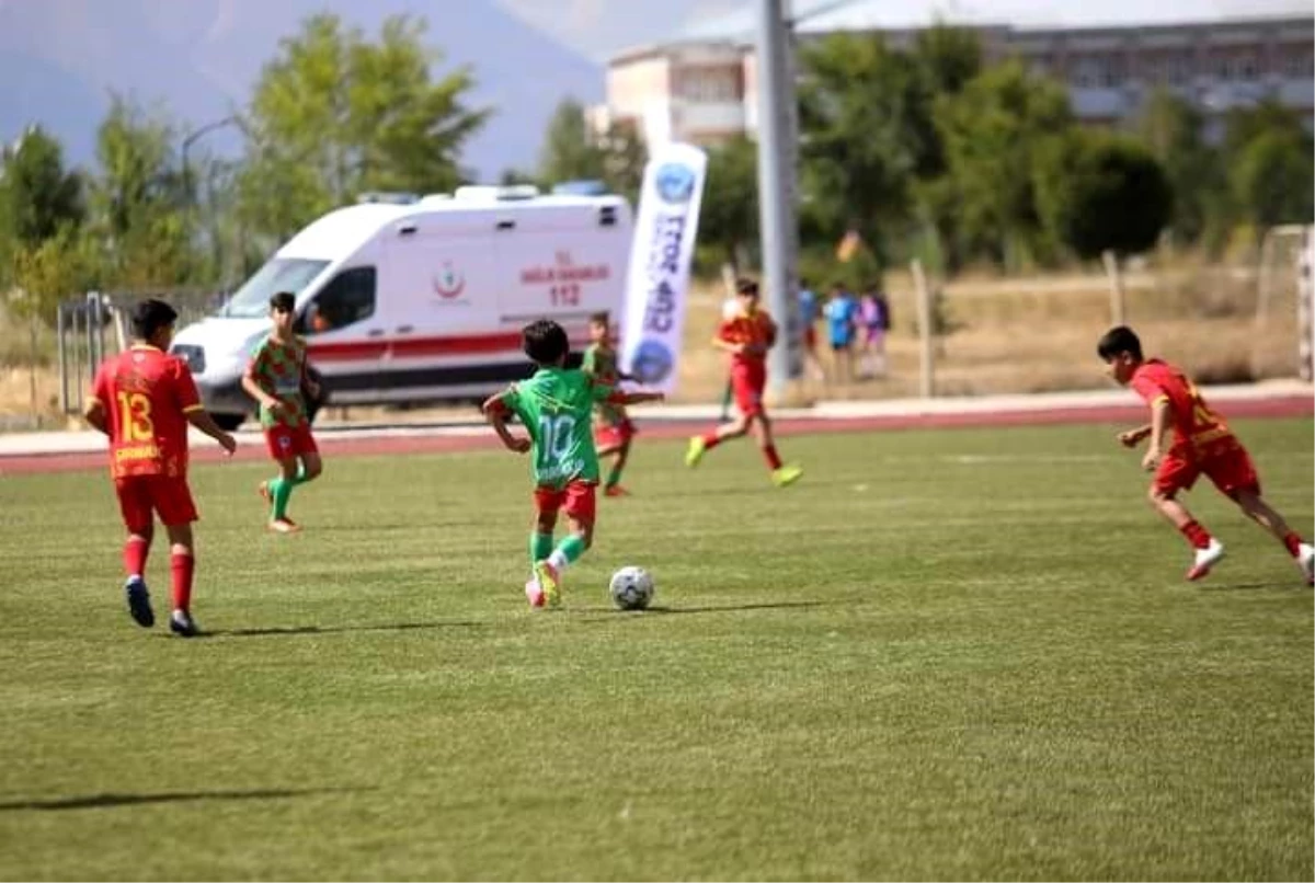 Diyarbakırlı Depremzede Çocuklar Ağrı Dağı Cup Futbol Turnuvası\'nın Şampiyonu Oldu