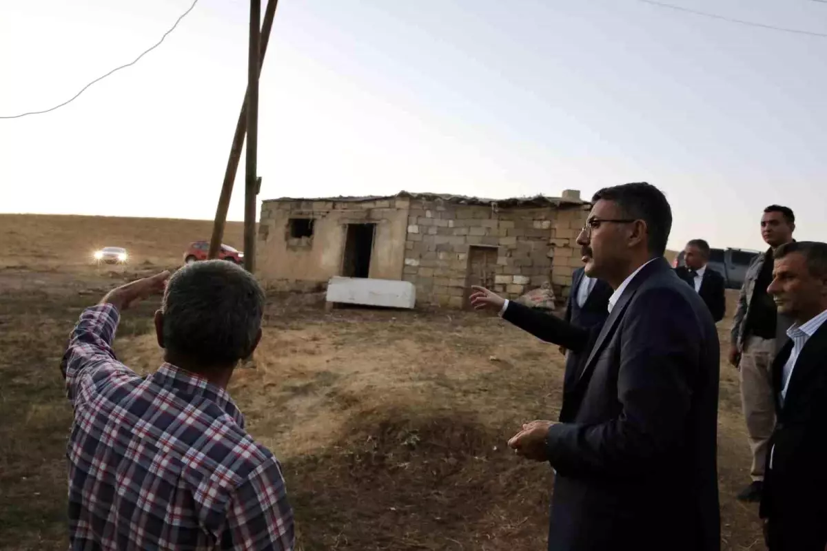 Hakkari Valisi ve Belediye Başkan Vekili Ali Çelik, yangında hayvanlarını kaybeden vatandaşa geçmiş olsun ziyaretinde bulundu