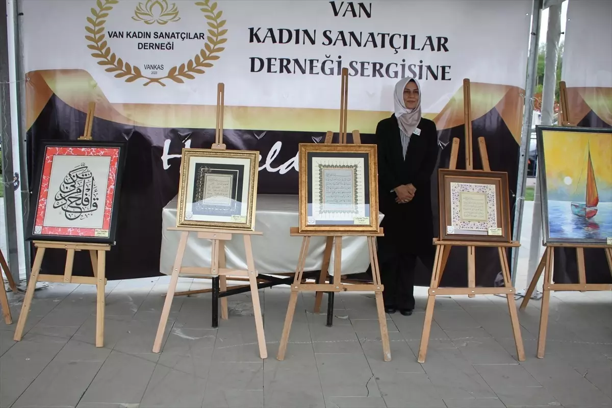 Van Kadın Sanatçılar Derneği, İhtiyaç Sahibi Öğrenciler Yararına Sergi Düzenledi