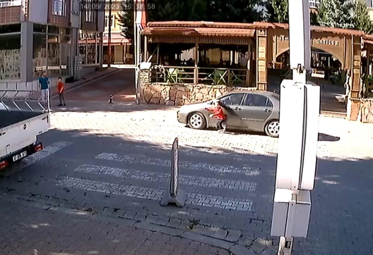 Kastamonu\'da Otomobil Çocuğa Çarptı, Kaza Anı Güvenlik Kamerasında