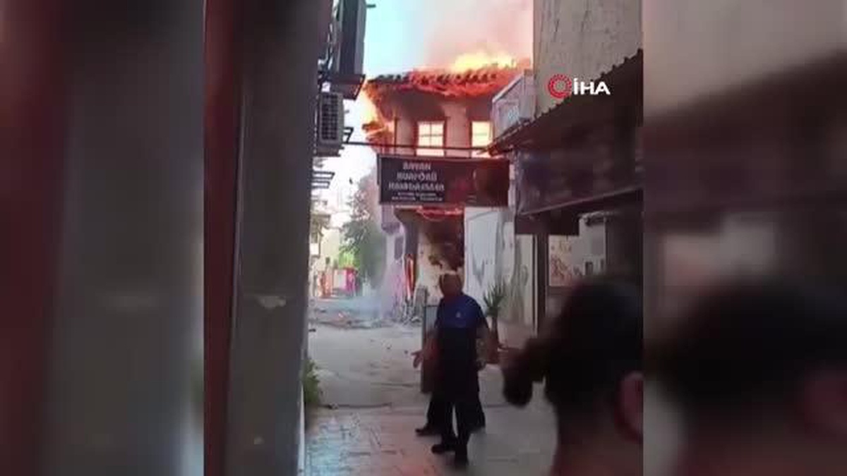 Antalya\'da Tarihi Ev Yangını: 2 Bina Küle Döndü, Kedi Sahibi Genç Kadın Yürekleri Ağza Getirdi