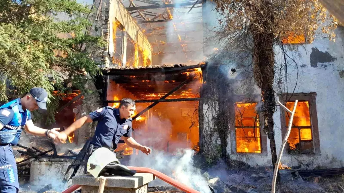 Muğla\'da 150 Yıllık Ahşap Ev Alevlere Teslim Oldu