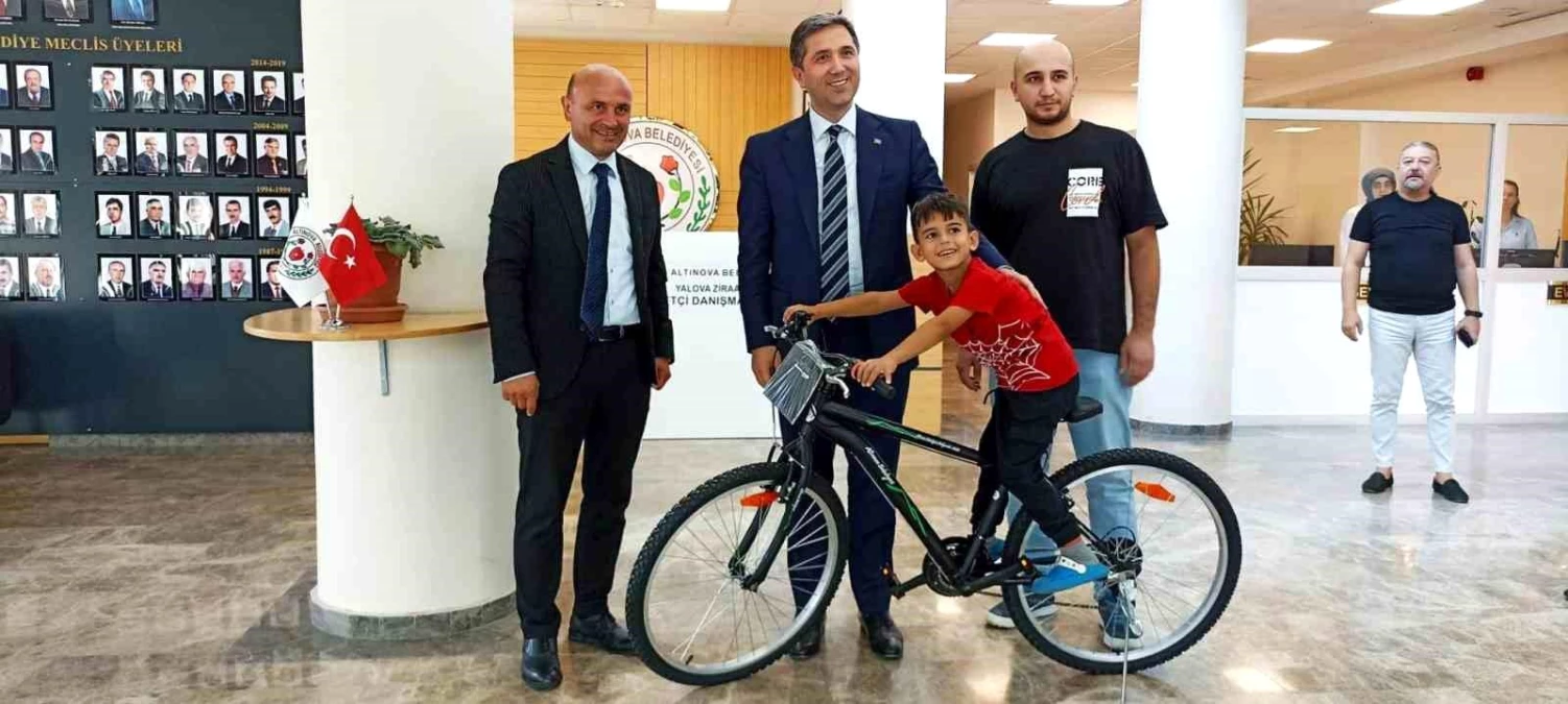 AK Parti Genel Başkan Yardımcısı Zafer Sırakaya, \'Her Eve Bir Bisiklet Projesi\' kapsamında bisiklet dağıttı