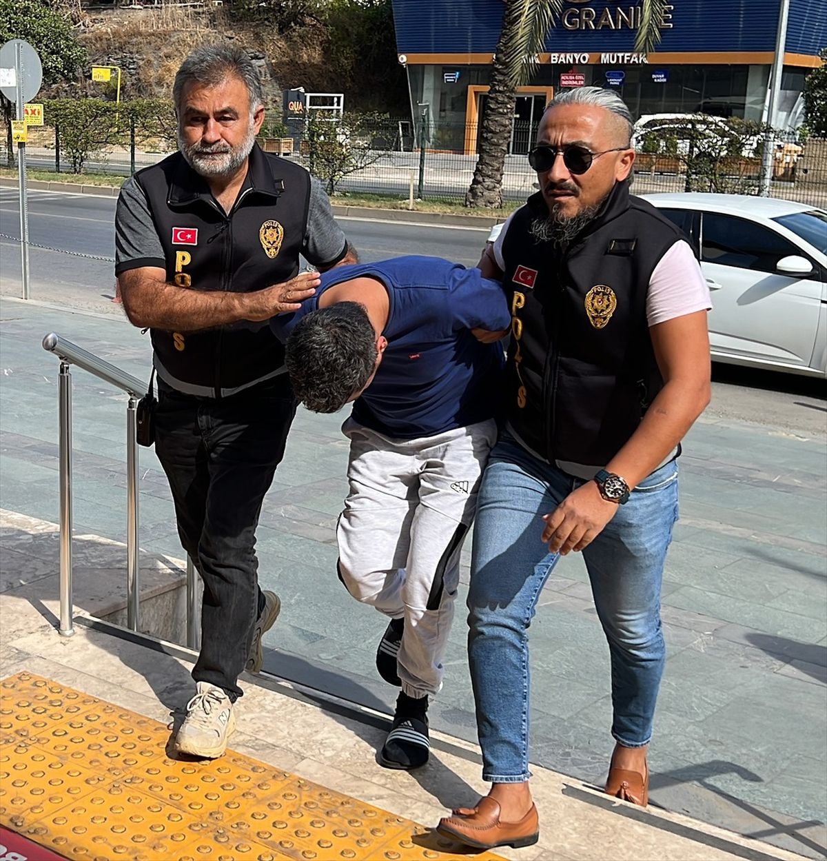 Alanya\'da bir kişi bıçakla öldürüldü, şüphelilerden biri tutuklandı