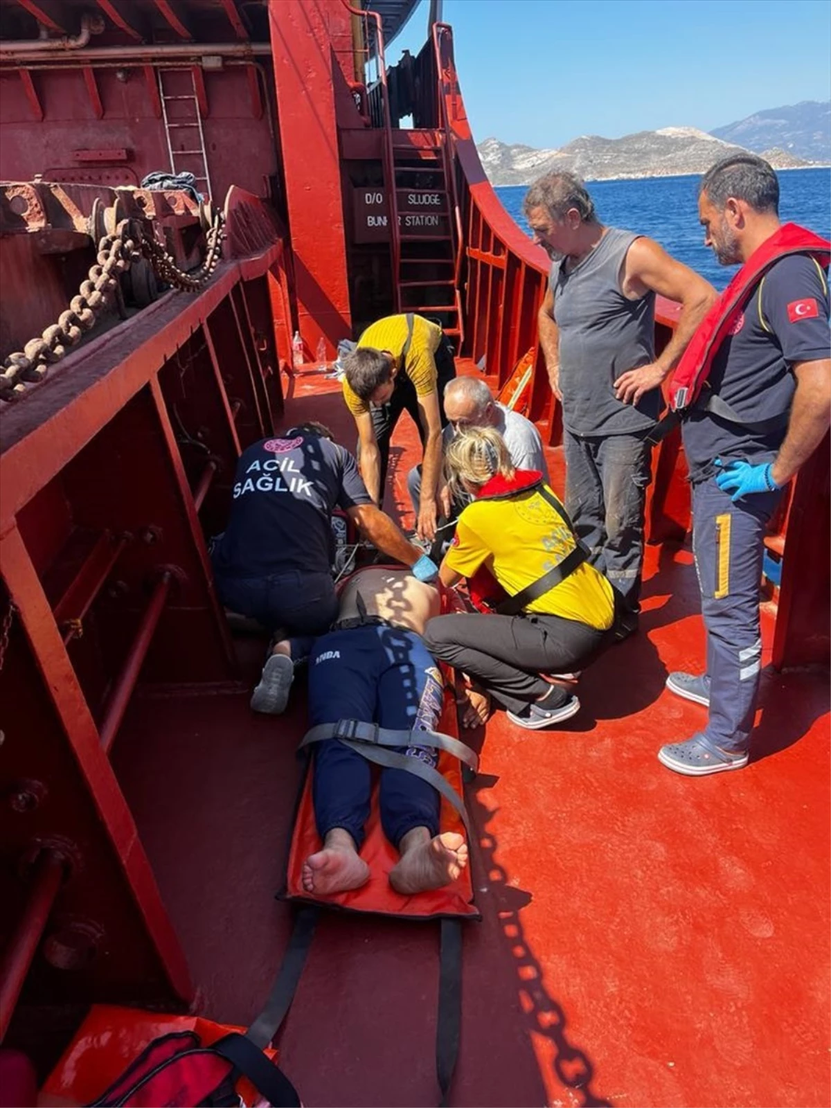 Antalya\'da gemide rahatsızlanan kişi hastaneye kaldırıldı