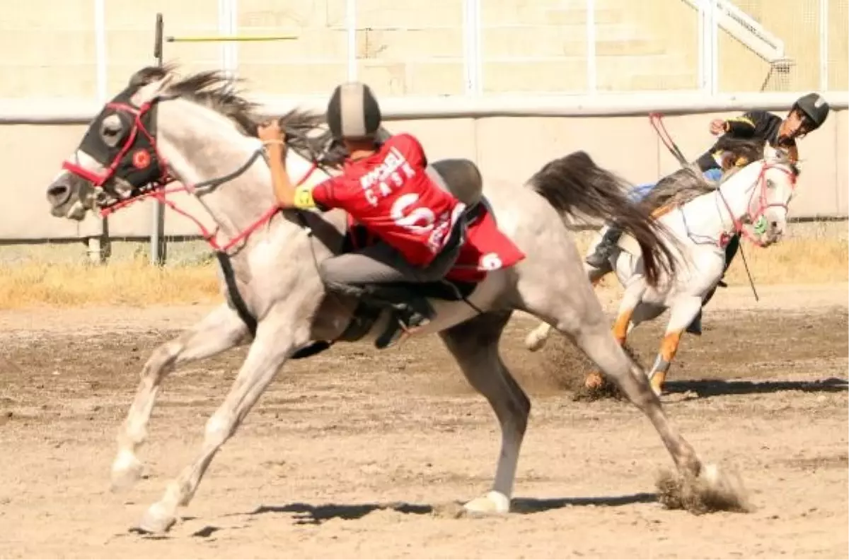 Cirit Müsabakaları Geleneksel Atlı Spor Olarak İlgi Görüyor