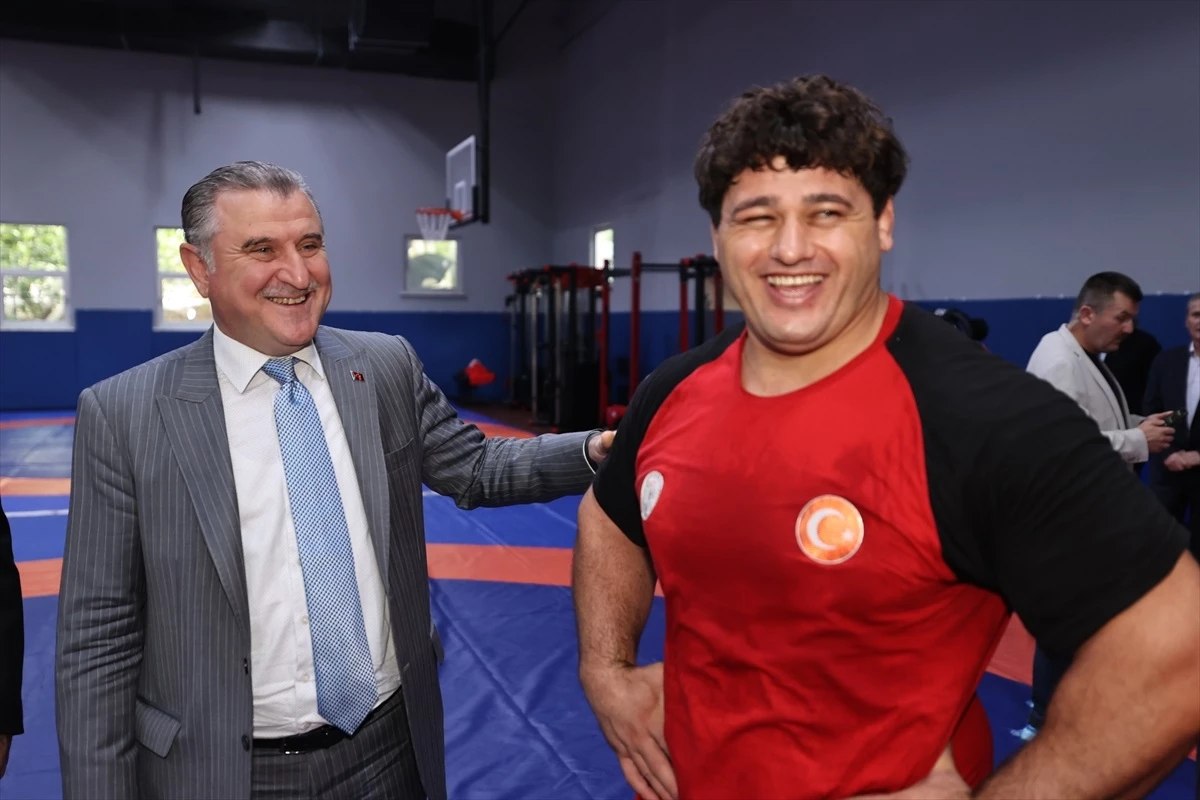 Gençlik ve Spor Bakanı Osman Aşkın Bak, Grekoromen Güreş Milli Takımı\'nın kampını ziyaret etti