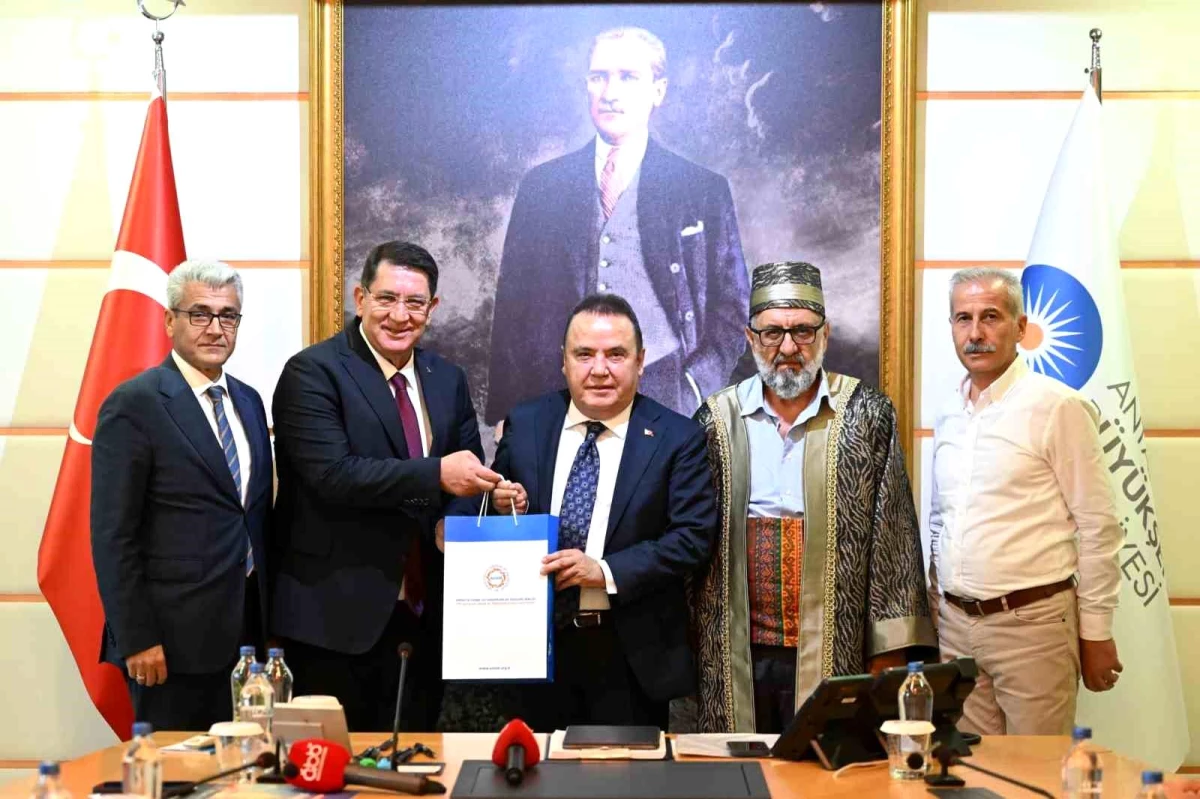 Antalya Büyükşehir Belediye Başkanı Muhittin Böcek, Ahilik Haftası etkinlikleri kapsamında AESOB Başkanı Adlıhan Dere ve oda temsilcilerini ağırladı
