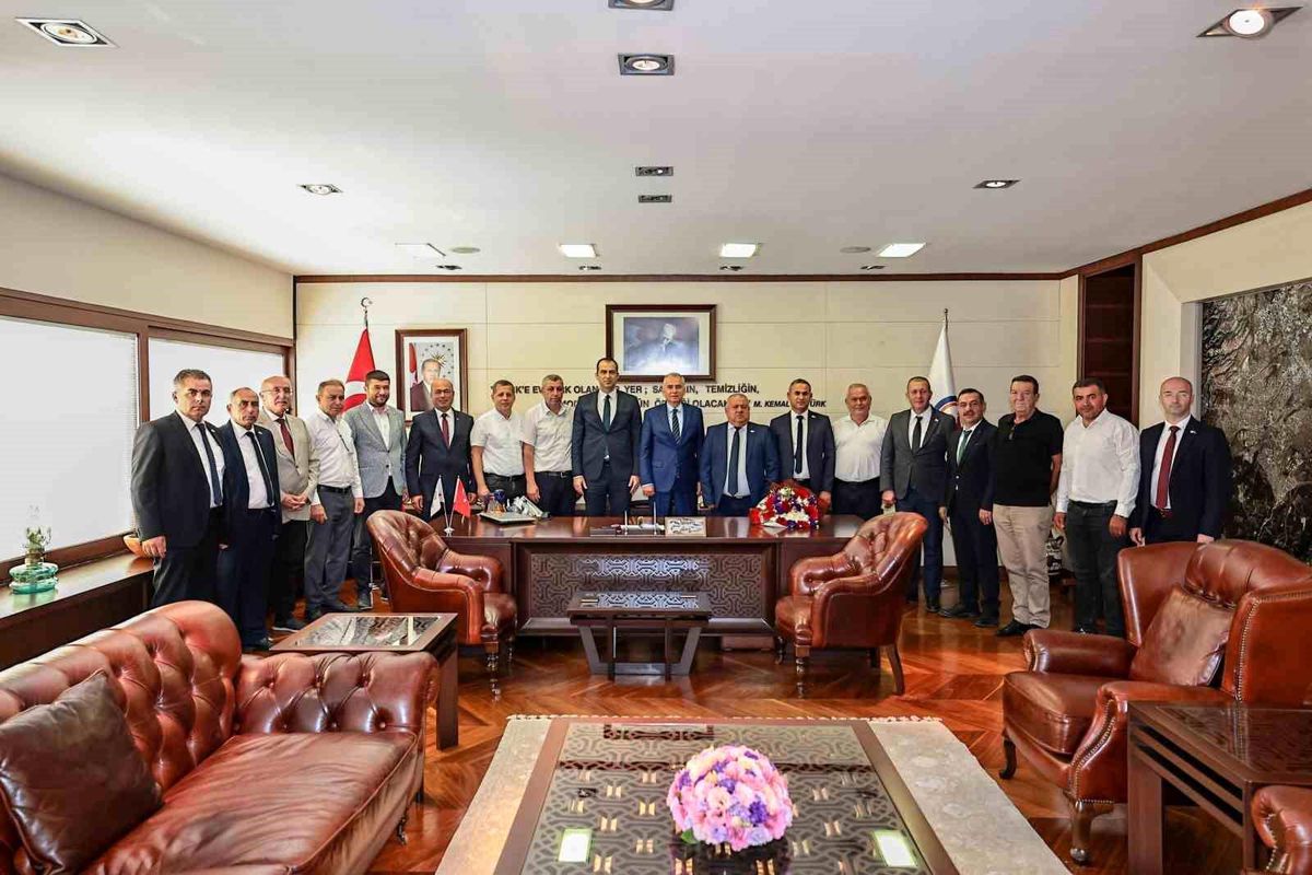 Denizli Büyükşehir Belediye Başkanı Osman Zolan, Ahilik Haftası kutlamaları çerçevesinde Denizli Esnaf ve Sanatkarlar Odaları Birliği\'ni kabul etti