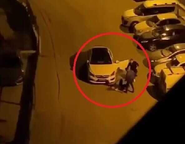 'Beni aldattı' dediği eşini sokak ortasında tokat atarak bayılttı! O anlar kamerada