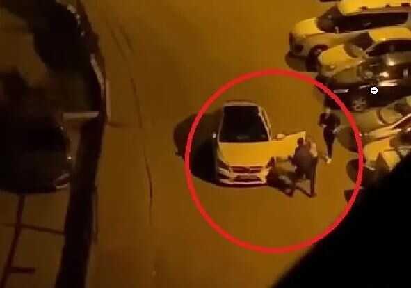 'Beni aldattı' dediği eşini sokak ortasında tokat atarak bayılttı! O anlar kamerada