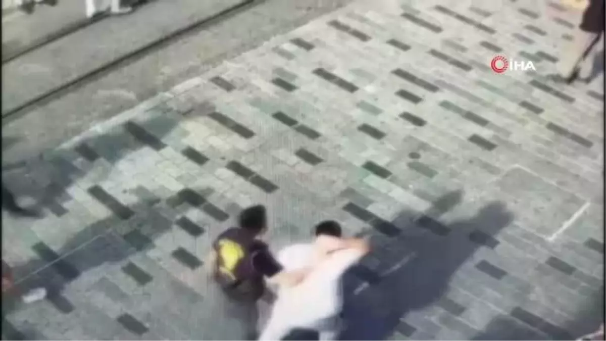 Beyoğlu\'nda izinsiz yürüyüşe polis ekipleri müdahale etti