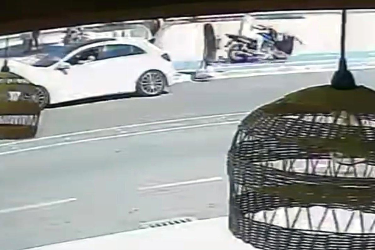 Sakarya\'da Bisiklet Yolunda Motosiklet Kazası: Kadın Metrelerce Sürüklendi