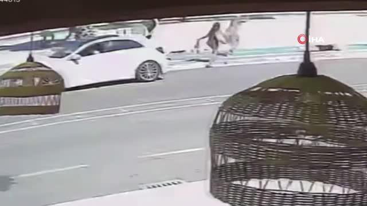 Bisiklet yolunda sürdüğü motosiklet ile kadına çarptı: 1 yaralı