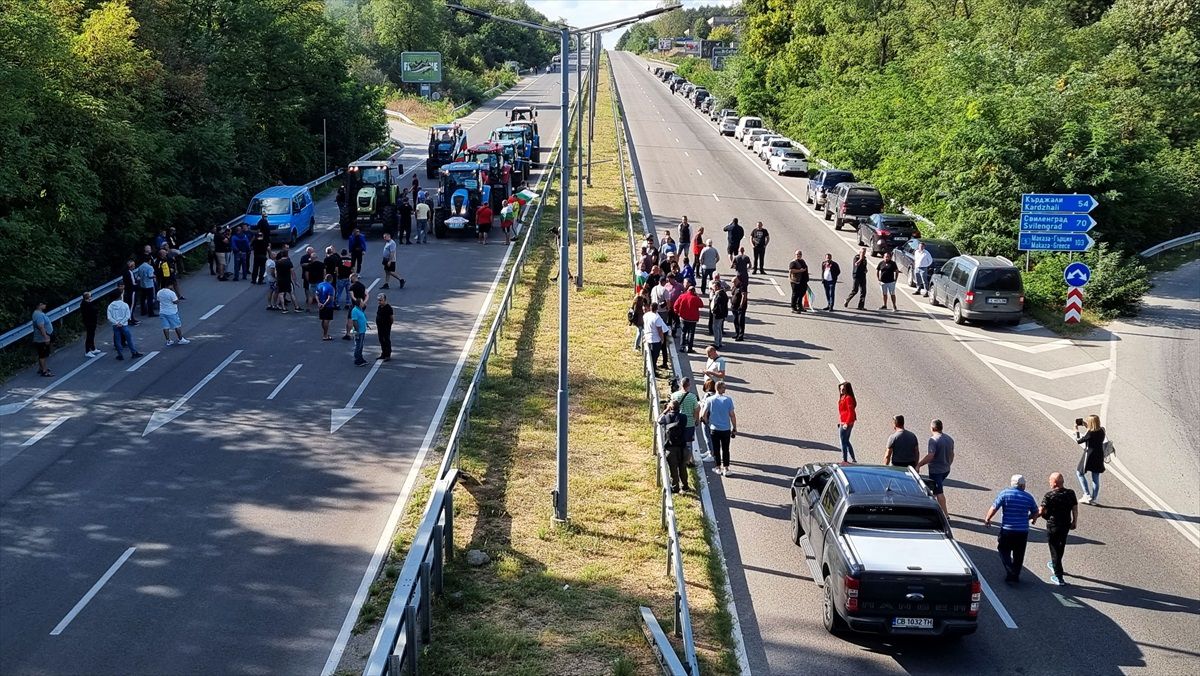Bulgaristan\'da çiftçiler, Ukrayna\'dan yapılan tarım ithalatının yasağının kaldırılmasına karşı protesto düzenledi