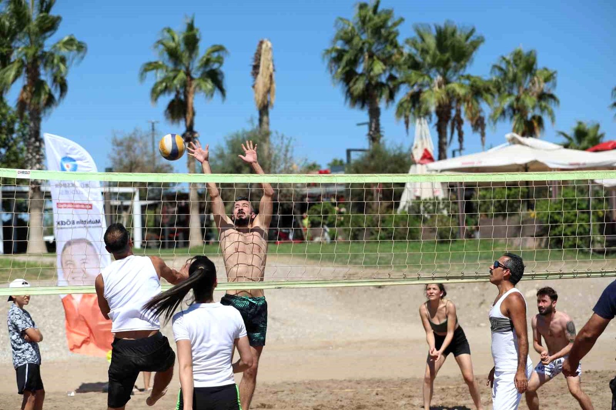 Antalya Büyükşehir Belediyesi Plaj Voleybolu Turnuvası Düzenledi