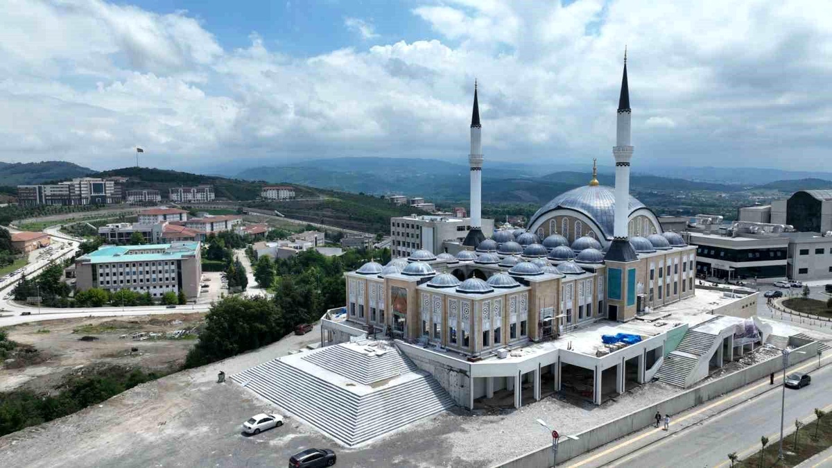 Düzce Üniversitesi Cami\'nin Altındaki Dükkanlar Kiraya Verilecek