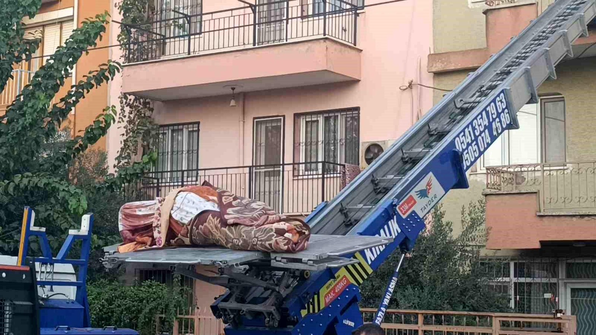 Manisa\'da ağır kilolu bir kişi, yük asansörü ile evinden çıkarıldı