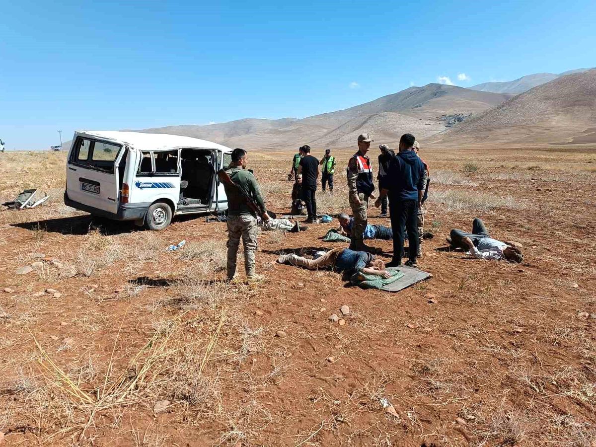 Van\'ın Çatak ilçesinde minibüs kaza yaptı: 6 yaralı