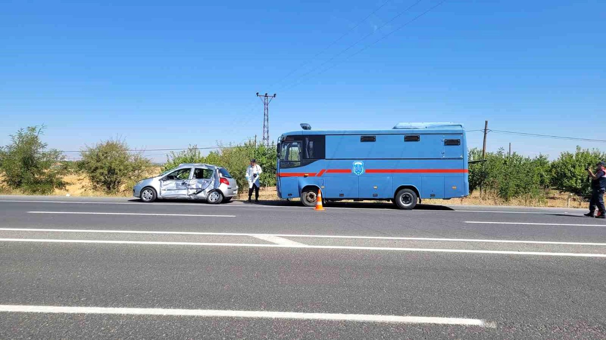 Malatya\'da cezaevi nakil aracı ile otomobilin karıştığı kazada 1 kişi öldü, 4 kişi yaralandı
