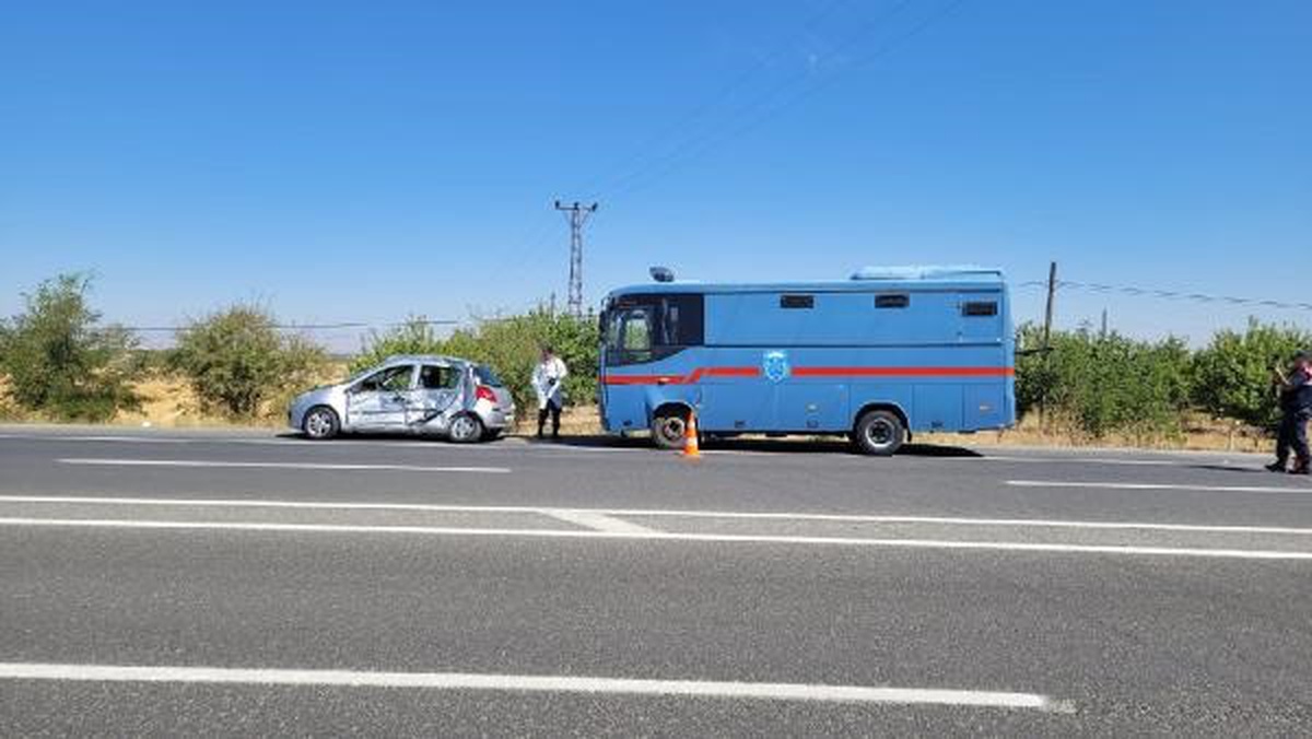 Malatya\'da cezaevi nakil aracı ile otomobil çarpıştı: 1 ölü, 4 yaralı
