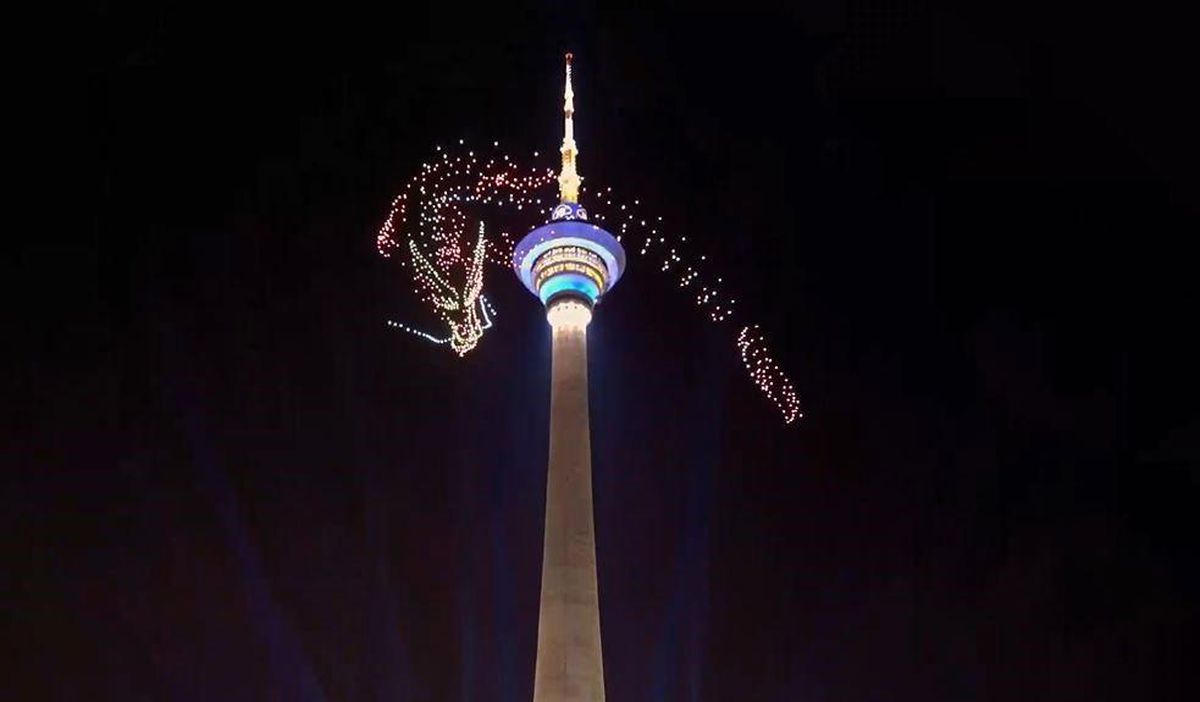 Çin\'deki Tianjin Radyo ve Televizyon Kulesi\'nde Bin Dron ile Uçan Ejderha Gösterisi
